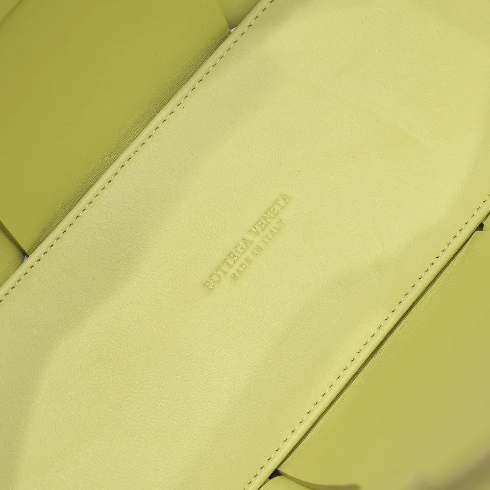 Batch 1760 medium arco, BottegaVeneta# official website latest sheepskin with inner sheepskin SLIP tote handbag, and the logo has been changed to the side panel😍The oversized woven design really makes it a huge gap from ordinary tote bags🔗🔗Different color combinations inside and outside ⛓Daniel Lee leads the brand's DNA to continue to evolve with fresh inspiration🧬🧬showing a balanced style of luxury and reality👉: 30*20*12 Model: 9893#